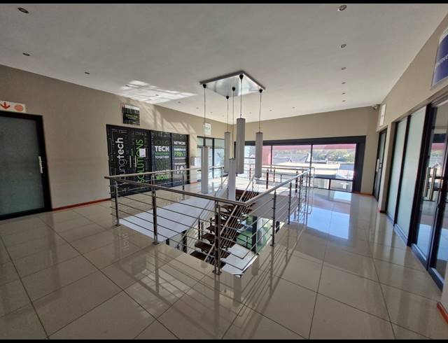 133M² OFFICE TO LET IN BARTLETT